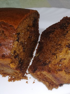 Una foto de Bizcocho de estevia con nueces y virutitas de chocolate