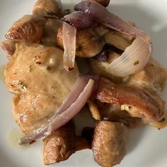 A picture of Roasted Chicken with Mushrooms and Red Onions.