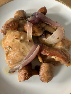 A picture of Roasted Chicken with Mushrooms and Red Onions.