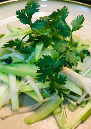 Hình của món Bầu xào nấm kim châm.