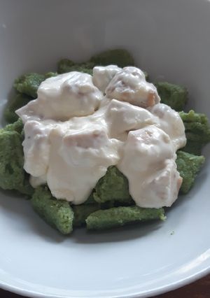 Spenótos gnocchi fokhagymás csirkével recept fotója