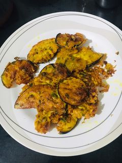 बैंगन पकौड़े (baingan pakode recipe in Hindi) रेसिपी मुख्य फोटो