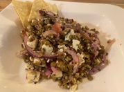 Una foto de ensalada con queso gorgonzola