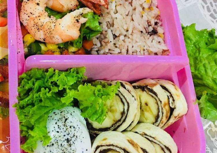 Nasi goreng &amp; banana roll - lunch box back to school