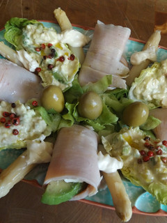 Una foto de Rollitos de lacón y cogollos rellenos