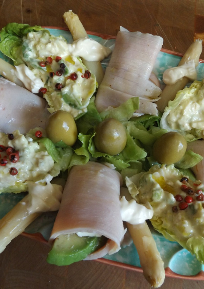 Una foto de Rollitos de lacón y cogollos rellenos