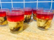 Una foto de postre con licor de
