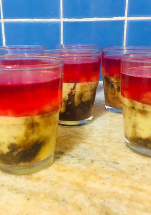 Una foto de Postres bicolor con vainilla, licor y café