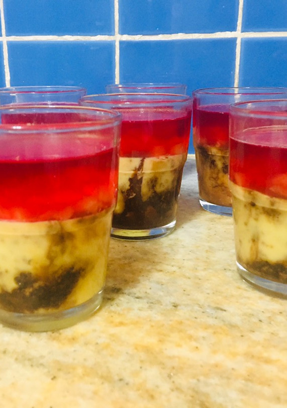 Una foto de Postres bicolor con vainilla, licor y café