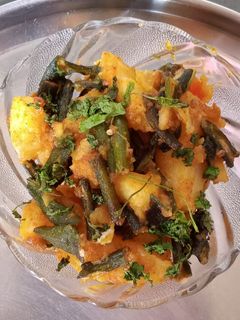 ભીંડા બટાકા નું શાક (Bhinda Bataka Shak Recipe In Gujarati) રેસીપી મુખ્ય ફોટો