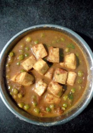 A picture of Matar paneer.