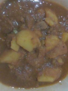 A picture of Spicy beef stew with potatoes.