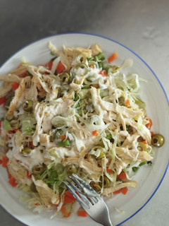 Una foto de Ensalada de repollo y pollo