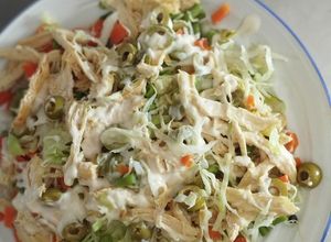 Una foto de Ensalada de repollo y pollo