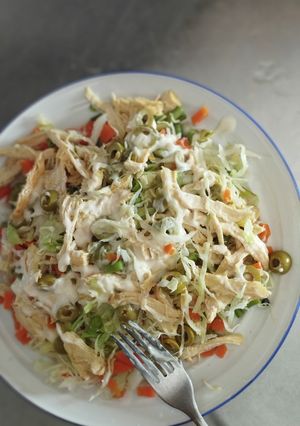 Una foto de Ensalada de repollo y pollo