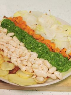 Una foto de Verduras al horno con salsa de calabacín (vegano)