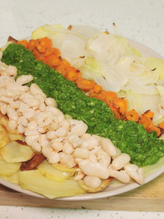 Una foto de Verduras al horno con salsa de calabacín (vegano)