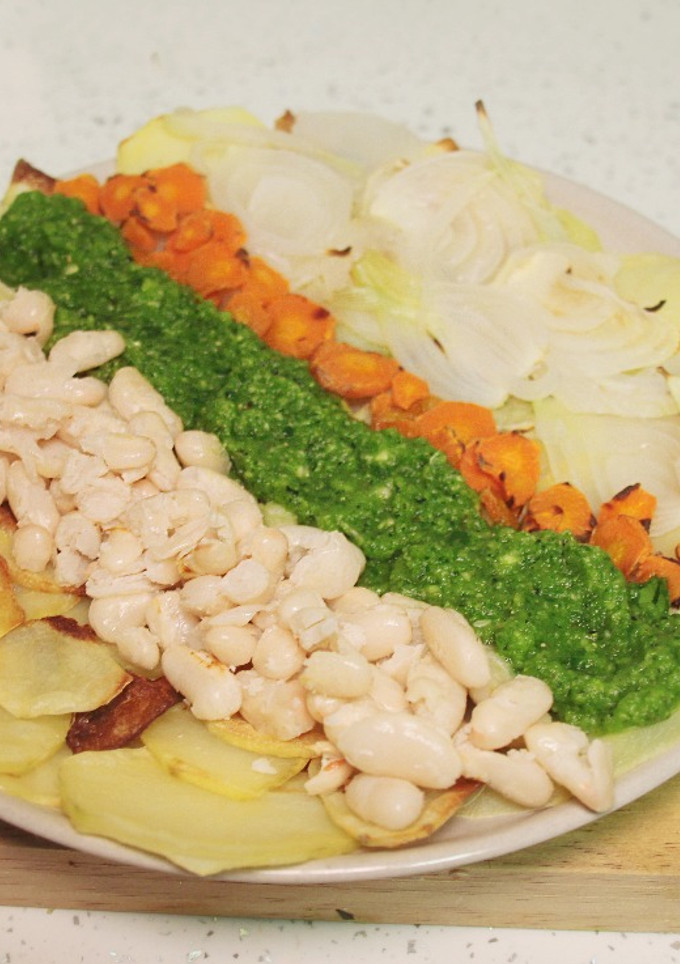 Una foto de Verduras al horno con salsa de calabacín (vegano)