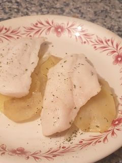 Una foto de Merluza al horno con patatas panadera