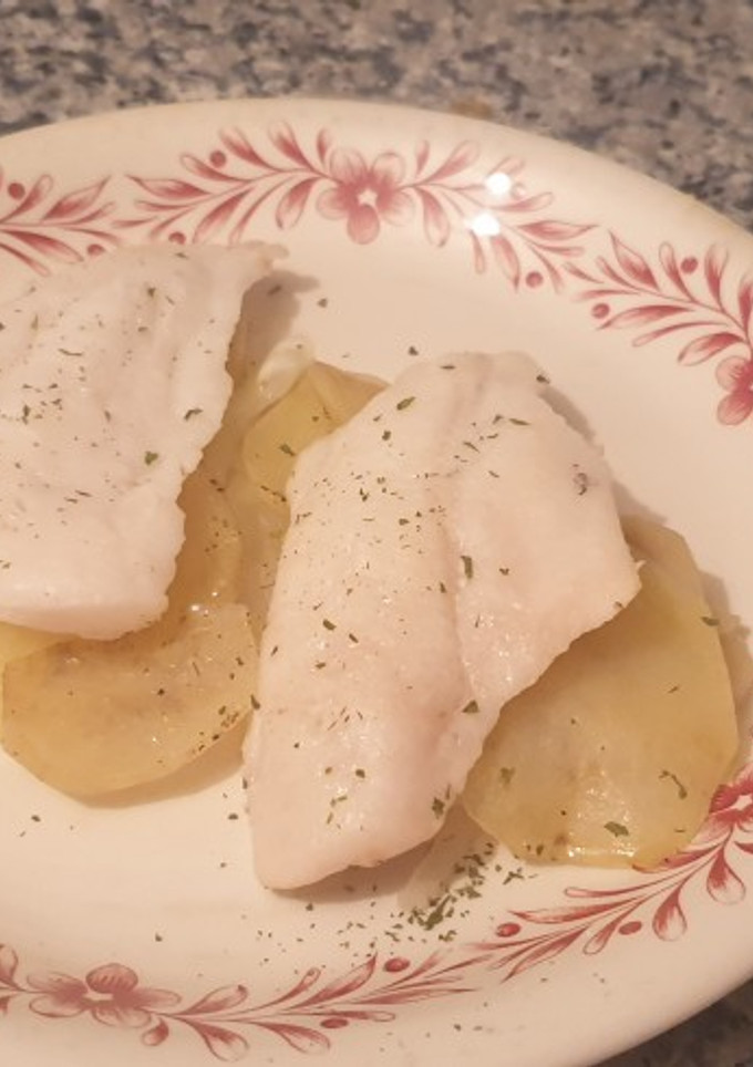 Una foto de Merluza al horno con patatas panadera
