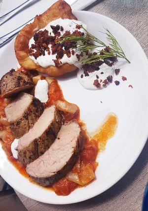 Sertésszűz lecsóval, lángossal, kolbászmorzsával recept fotója