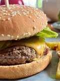 Hamburger maison avec frites cuites au four