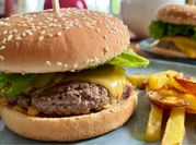 Une photo de cuisson steak haché