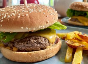 Une photo de Hamburger maison avec frites cuites au four