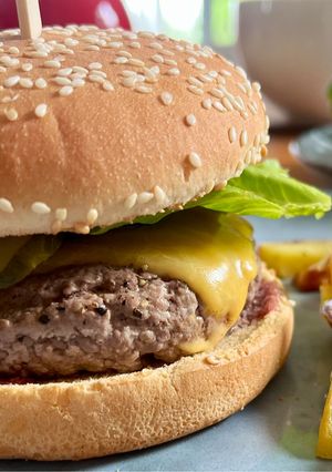 Une photo de Hamburger maison avec frites cuites au four
