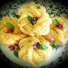 A picture of Honey griwech, sesame seeds.