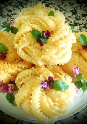 A picture of Honey griwech, sesame seeds.