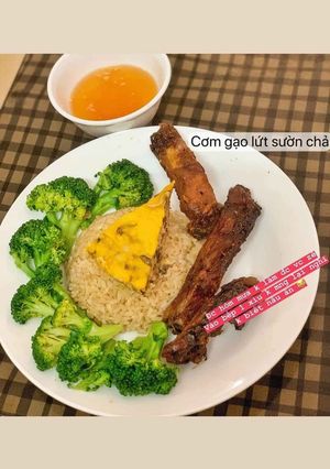 Hình của món Cơm gạo lứt sườn chả.