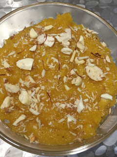 केसरिया सूजी हलवा (kesariya suji halwa recipe in Hindi) रेसिपी मुख्य फोटो
