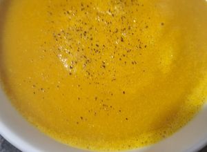 Una foto de Sopa de zapallo, zanahoria y puerro en sopera eléctrica