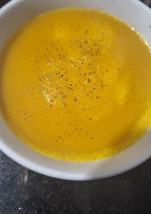 Una foto de Sopa de zapallo, zanahoria y puerro en sopera eléctrica