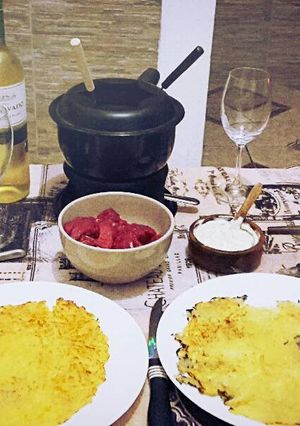 Una foto de Fondue de carne con tortilla suiza