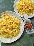 Spaghetti aglio olio with saffron
