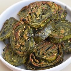 A picture of Aloo vadi.