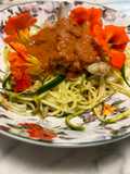 Spaghetti di zucchina marinati in salsa cruda di pomodoro filetti di sgombro e fiori di nasturzio