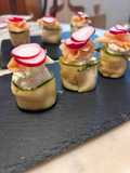 Maki (o quasi) con zucchine marinate salmone affumicato e rapanelli