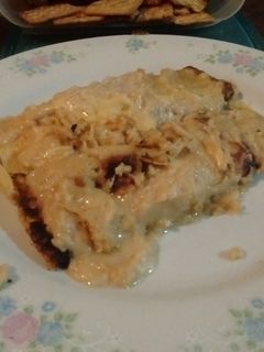 Una foto de Canelones de jamón, queso y ricota con salsa blanca