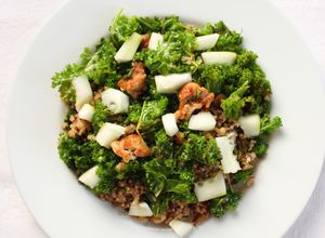 Foto de Salada de Frango Grelhado marinado com Kale, Quinoa e Pepino