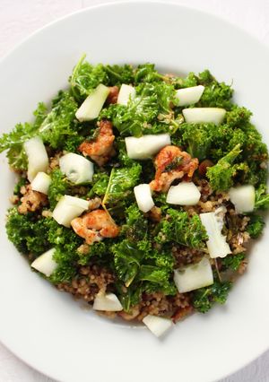 Foto de Salada de Frango Grelhado marinado com Kale, Quinoa e Pepino