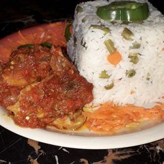 A picture of White fried rice with peppr chicken.