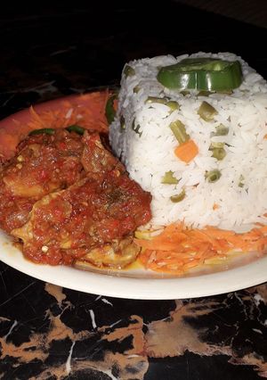 A picture of White fried rice with peppr chicken.