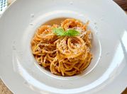 Una foto de pasta con vegetales
