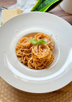 Una foto de Espaguetis con berenjena y tomate asado