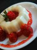Panna cotta de coco con cuolis de fresa