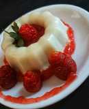 Panna cotta de coco con cuolis de fresa