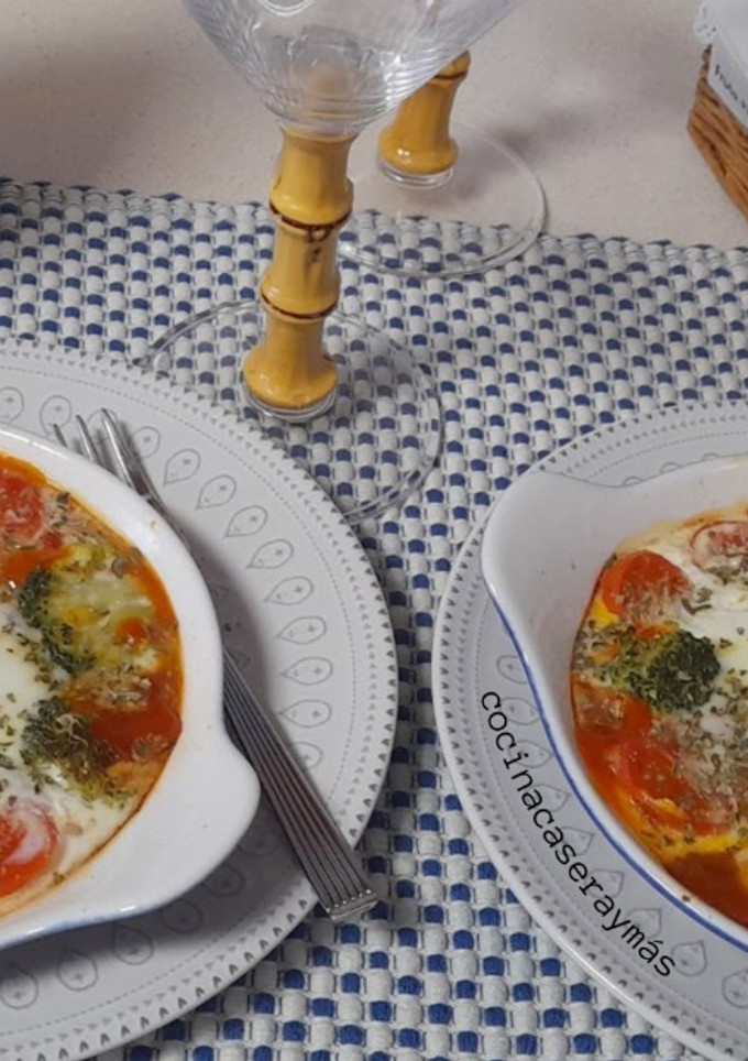 Una foto de Huevos a la flamenca con brócoli